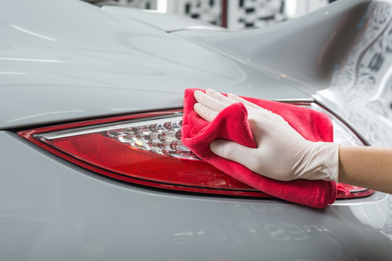 正在对车灯清洁的情景摄影高清图片素材